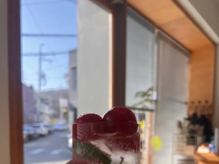 컴포트커피 통창 너머로 보이는 거리 풍경