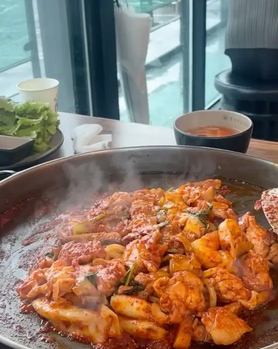 통나무집닭갈비 본점 철판 닭갈비 조리 후 모습