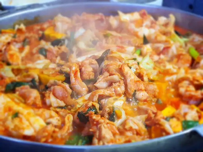 푸짐하게 익어가는 닭갈비