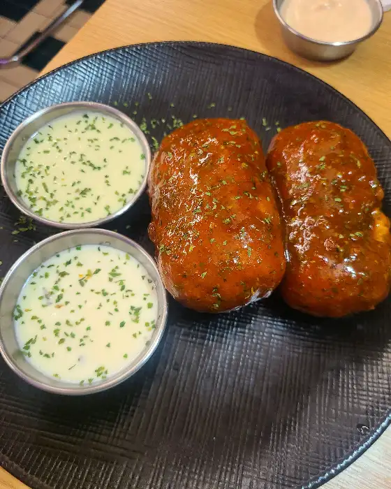 두툼한 크로켓과 소스