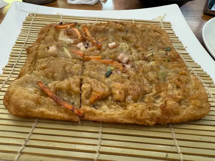 정사각형 모양으로 먹기 좋게 잘린 한채쭈꾸미의 도토리전