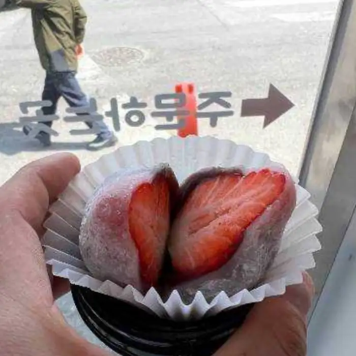 반으로 가른 딸기모찌 단면