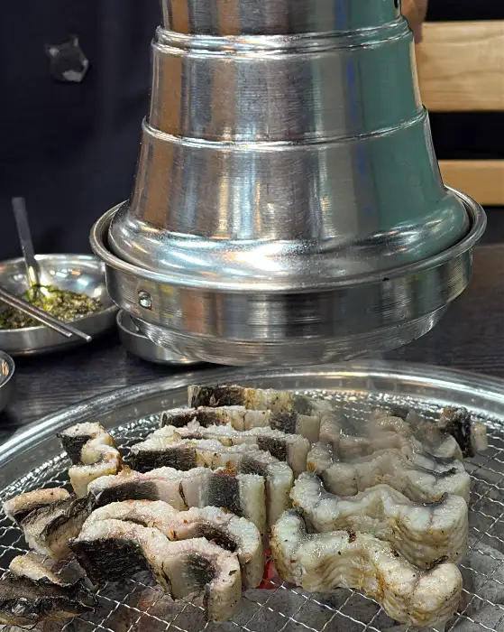 숯불 위에 올려진 장어구이 조각들