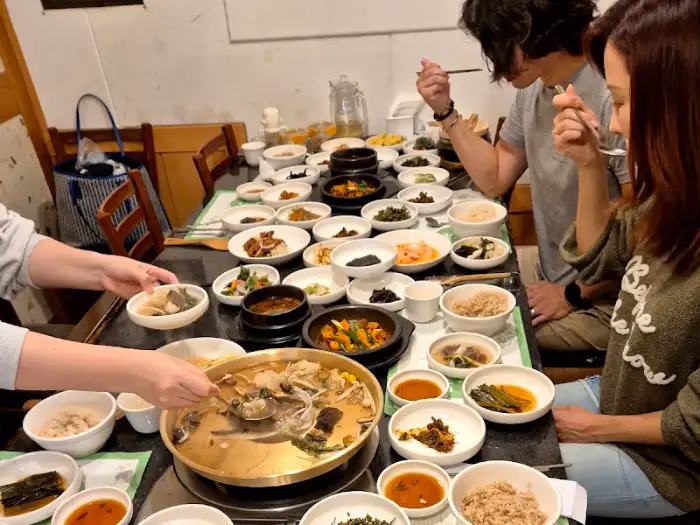 식사 중인 사람들이 보이는 대보명가 실내 풍경