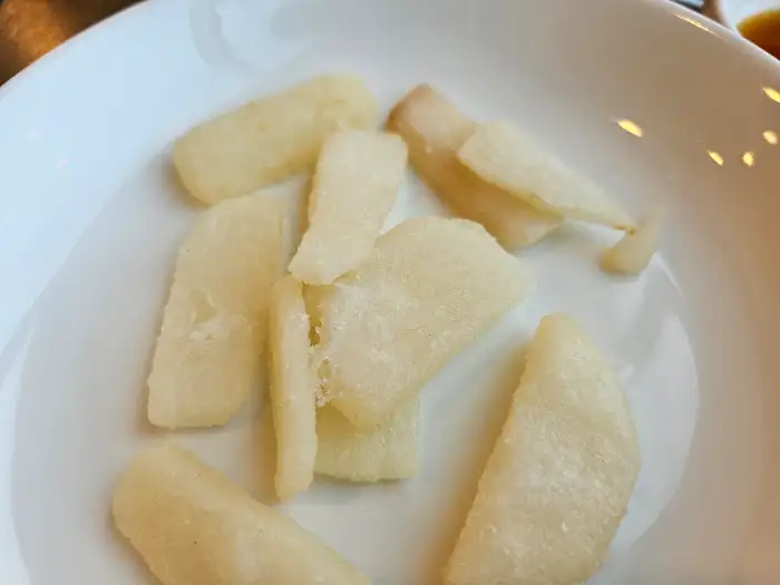 흰 접시에 담긴 쫄깃한 식감의 떡
