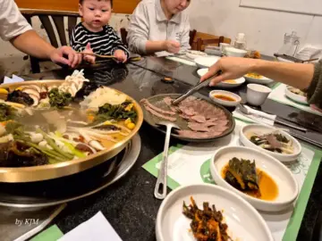 서울 강북 대보명가, 산행 후 몸과 마음을 채우는 건강한 한 끼 다양한 반찬과 메인 요리가 차려진 대보명가 테이블 모습