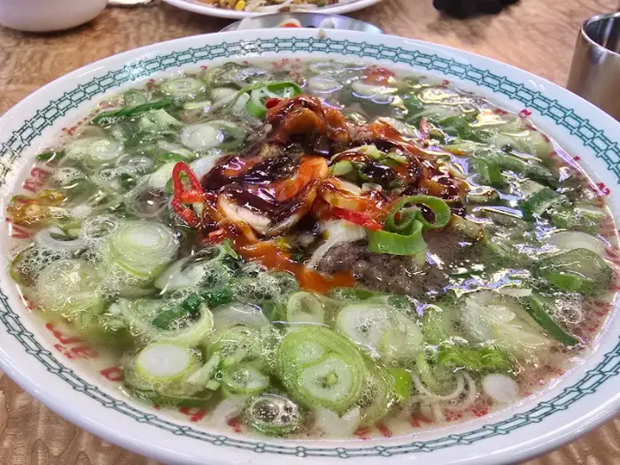 향긋한 대파가 듬뿍 올라간 꾸아 양양점의 대파 쌀국수