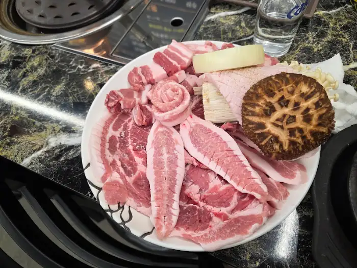돼지우리 모둠 고기 한 접시 구성
