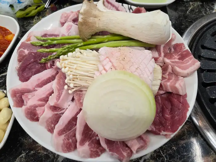 돼지우리 모둠 한 판의 삼겹살, 목살, 껍데기 단면