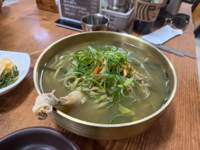대왕암 돌미역 닭국수집의 닭고기 닭칼국수
