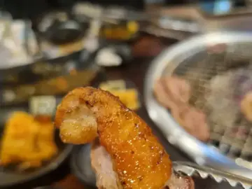 평창 다키닥팜, 숯불 위 펼쳐지는 오리구이 향연 숯불 위에서 노릇하게 익어가는 다키닥팜 오리구이 한 점
