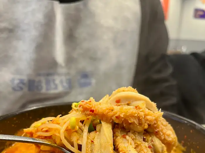 달래해장 부산동래점 특해장국 속 선지와 고기 근접 촬영