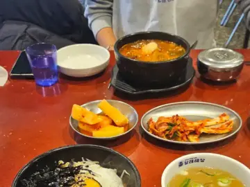 달래해장 부산동래점 식탁 전경, 해장국과 밑반찬이 준비된 모습