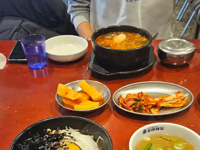 달래해장 부산동래점 식탁 전경, 해장국과 밑반찬이 준비된 모습