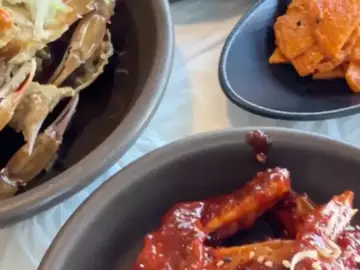 담양죽순게장의 푸짐한 한상차림과 메인 메뉴인 간장게장