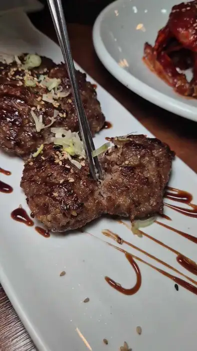 육즙이 풍부하고 먹음직스러운 담양죽순게장의 떡갈비