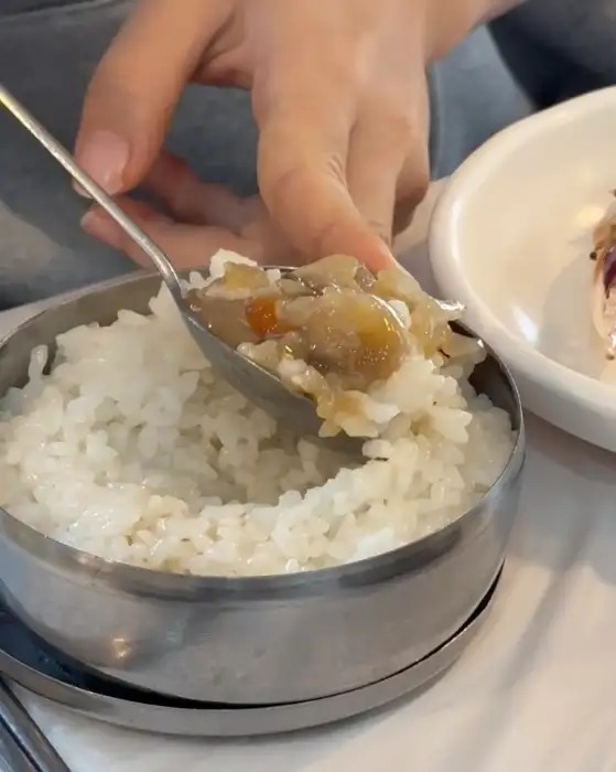 따뜻한 밥에 담양죽순게장의 게장을 비벼 먹는 모습