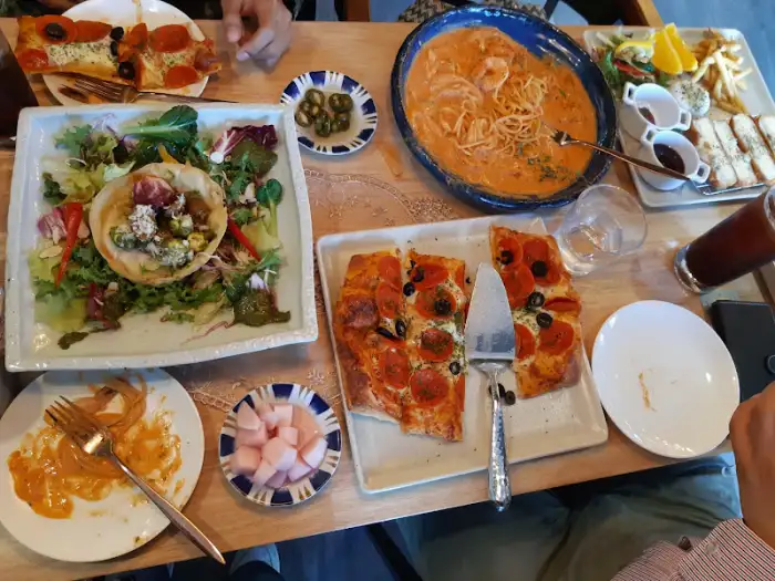 단테에서 주문한 여러 요리의 항공샷