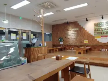 다올우리콩두부사랑 매장 내부, 나무 테이블과 좌식 공간이 있는 편안한 분위기
