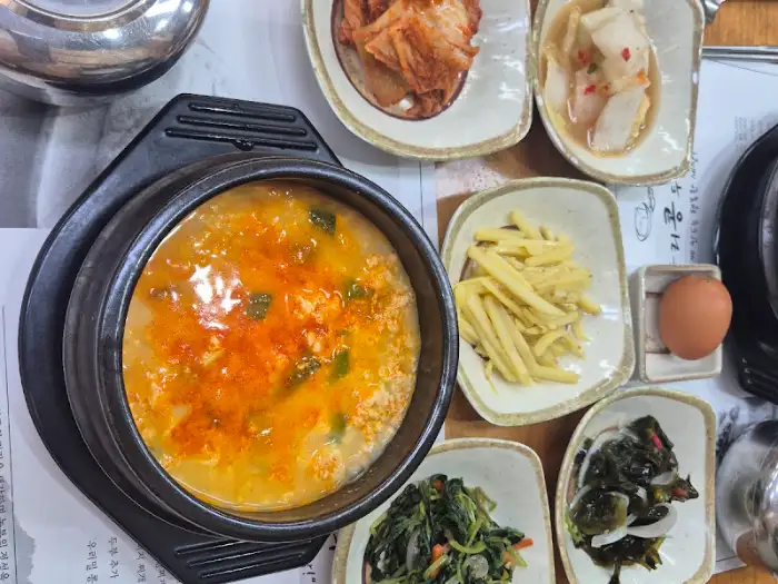 다올우리콩두부사랑 맑은 순두부찌개와 밑반찬 상차림