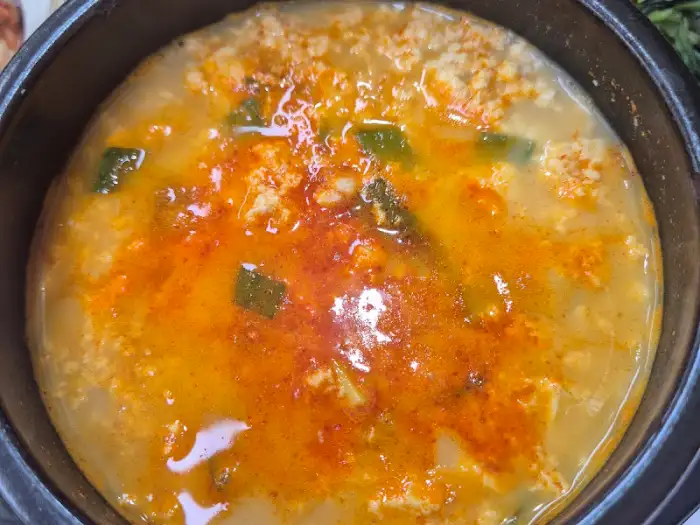 다올우리콩두부사랑 맑은 순두부찌개 클로즈업, 부드러운 순두부와 맑은 국물