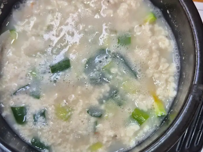 다올우리콩두부사랑 맑은 순두부찌개 속 재료, 파와 순두부 조각들