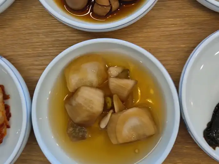 다랭이마을밥상 앞산의 갓 지은 밥과 정갈한 반찬