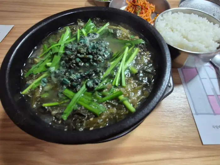 따뜻한 밥 한 공기와 함께 제공된 다슬기 해장국 모습