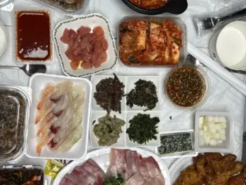 인생아구찜 은평점의 푸짐한 아구찜 구성과 함께 나온 밑반찬들