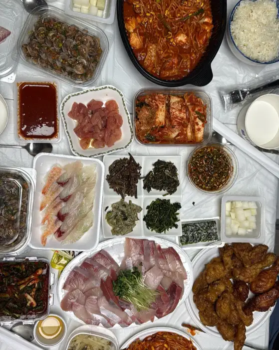 인생아구찜 은평점의 푸짐한 아구찜 구성과 함께 나온 밑반찬들