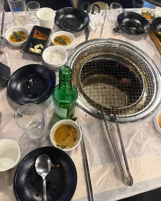 테이블 세팅과 찐배네꽃갈비 천안불당점의 숯불 화로