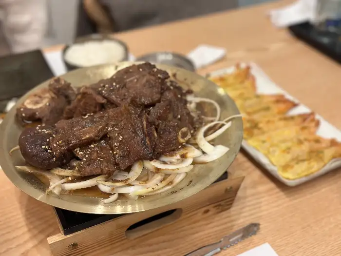 정갈한 나무 접시에 담겨 나온 부드러운 식감의 참치회