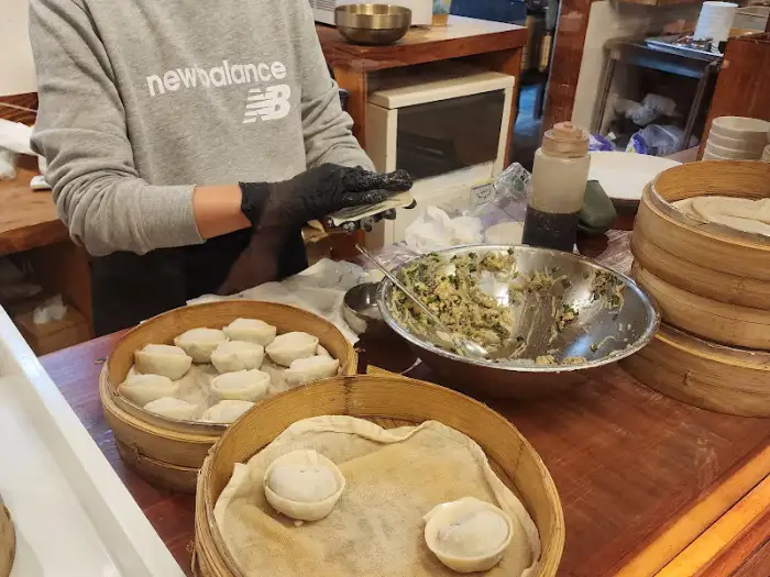 대종칼국수 매장에서 만두를 빚는 모습
