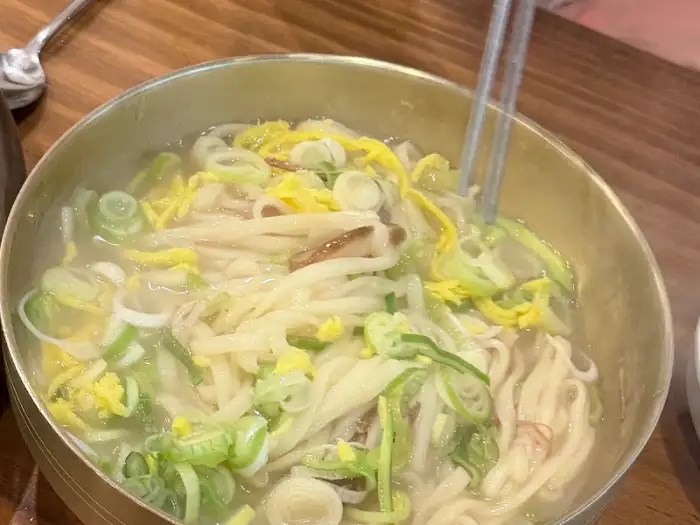 푸짐한 대종칼국수 국물 요리