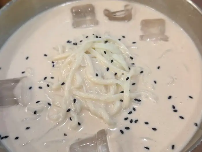 대종칼국수 콩국수 위에 올려진 면과 검은깨