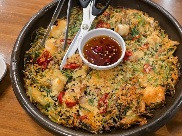 푸짐하게 차려진 대종칼국수 해물 부추전