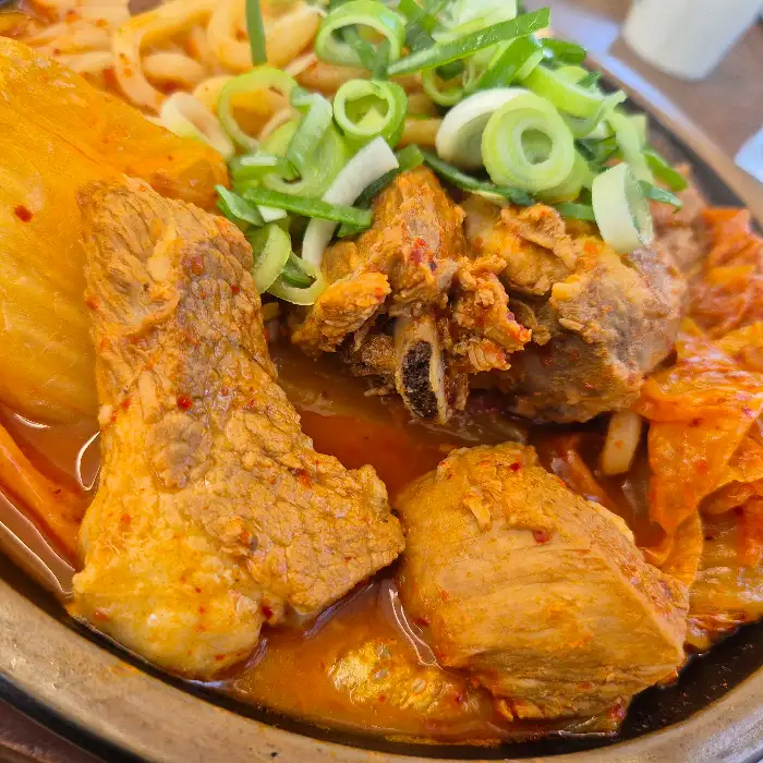 먹음직스러운 갈비찜의 모습, 윤기가 흐르는 뼈와 살코기