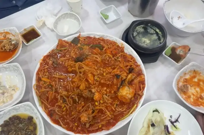 매콤한 뽈찜과 다양한 곁들임 메뉴가 차려진 상