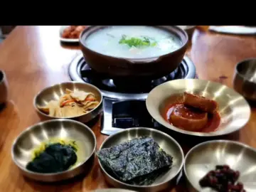따뜻한 국물 요리와 함께 제공되는 정갈한 반찬들