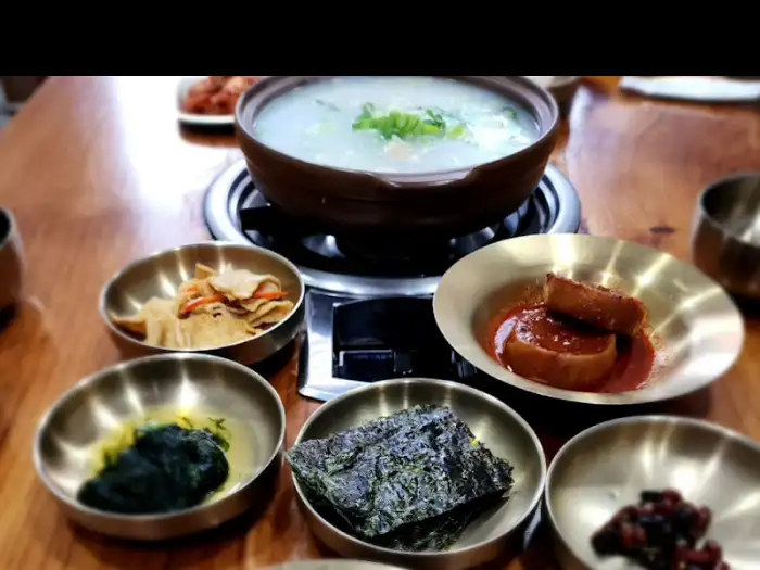 따뜻한 국물 요리와 함께 제공되는 정갈한 반찬들