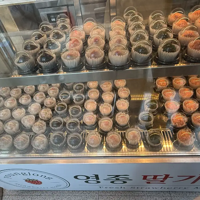 진열된 다양한 종류의 딸기모찌