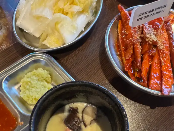 여러 반찬들과 함께 놓인 된장찌개와 밥