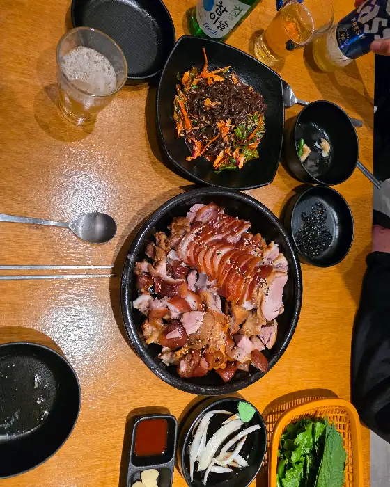 도야족발보쌈 남해점의 푸짐한 상차림