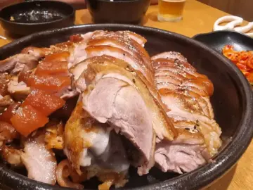 도야족발보쌈 남해점의 푸짐한 족발 한 상