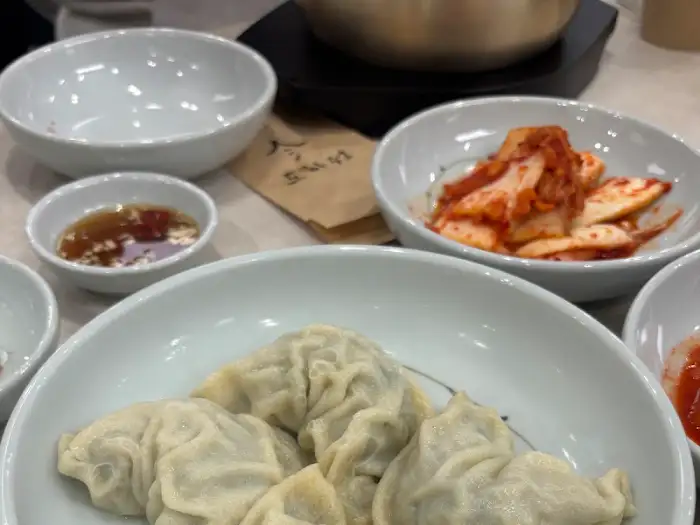 도하정의 정갈한 밑반찬과 만두