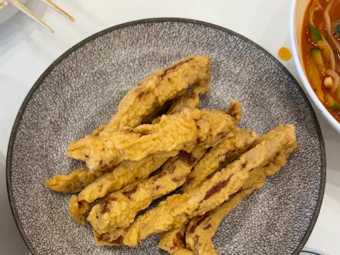 도깨비반점 탕수육, 황금빛으로 바삭하게 튀겨진 모습