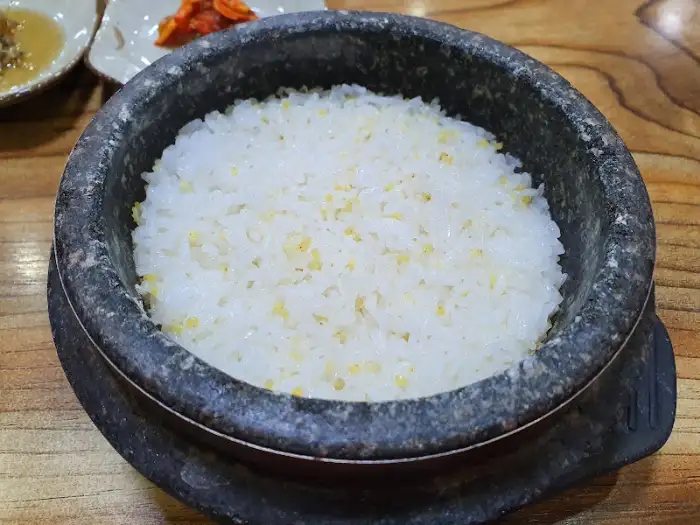 순수가성 돌솥밥에서 덜어낸 밥과 숭늉