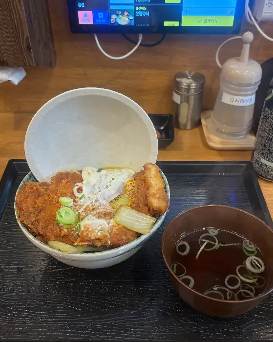 돈부리 메뉴와 함께 나온 된장국