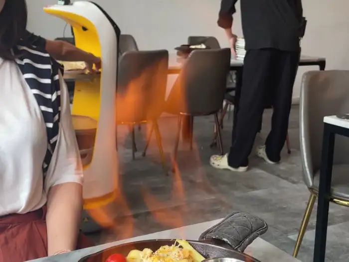 동백식탁 테이블에서 불쇼가 펼쳐지는 모습