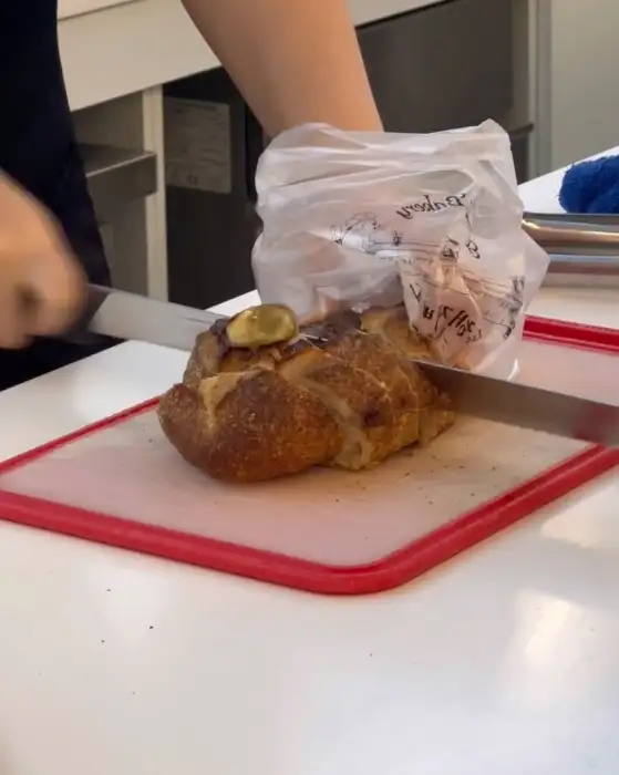 동해제빵소 빵을 자르는 모습